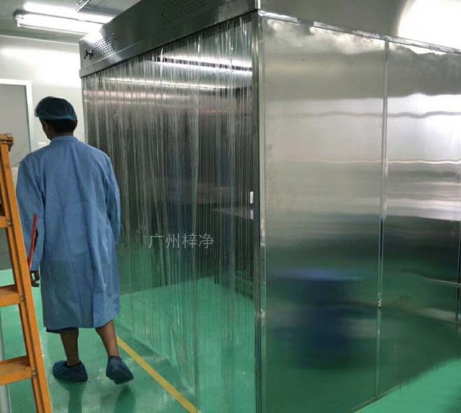 凈化層流罩適合用于從10.000級到10級的各種潔凈室,并可組裝成超凈生產線 凈化層流罩適合用于從10.000級到10級的各種潔凈室,并可組裝成超凈生產線