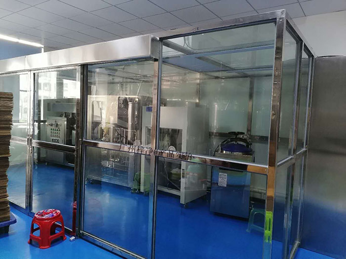 裝配式潔凈室也叫潔凈棚,將潔凈FFU放置在由專業(yè)凈化鋁型材組裝而成的框架上。 裝配式潔凈室也叫潔凈棚,將潔凈FFU放置在由專業(yè)凈化鋁型材組裝而成的框架上。