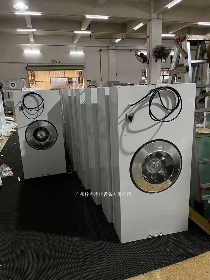 FFU風(fēng)機過濾單元能夠?qū)崿F(xiàn)局部區(qū)域的高效過濾,有效控制空氣中的塵埃和微粒。 FFU風(fēng)機過濾單元能夠?qū)崿F(xiàn)局部區(qū)域的高效過濾,有效控制空氣中的塵埃和微粒。